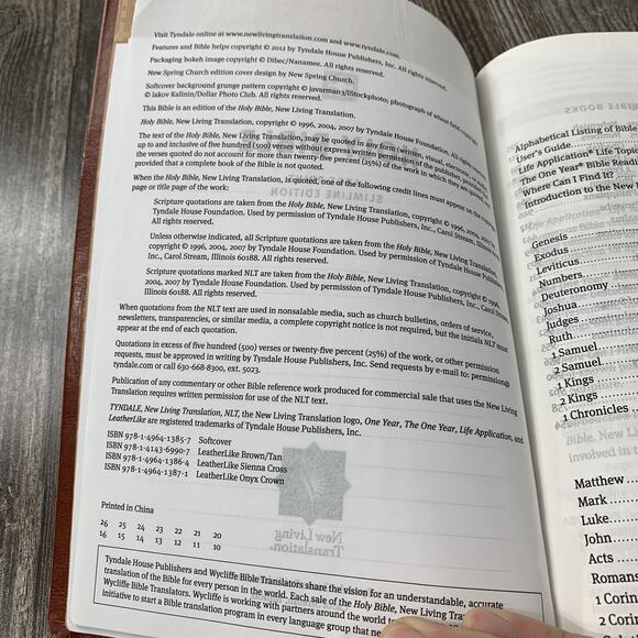 Tyndale Slimline Holy Bible Large Print NLT Cross LeatherLike New Living Transla - Picture 12 of 13